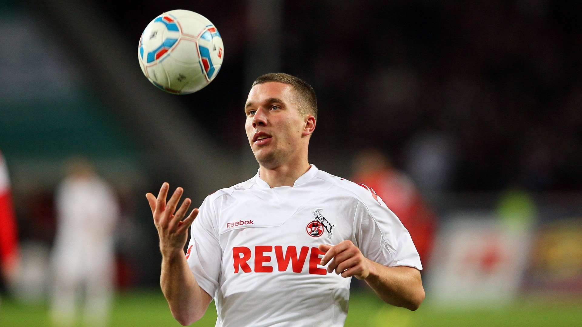 “泥泞激战：雨后泥地上的疯狂追逐”，泥泞的雨天