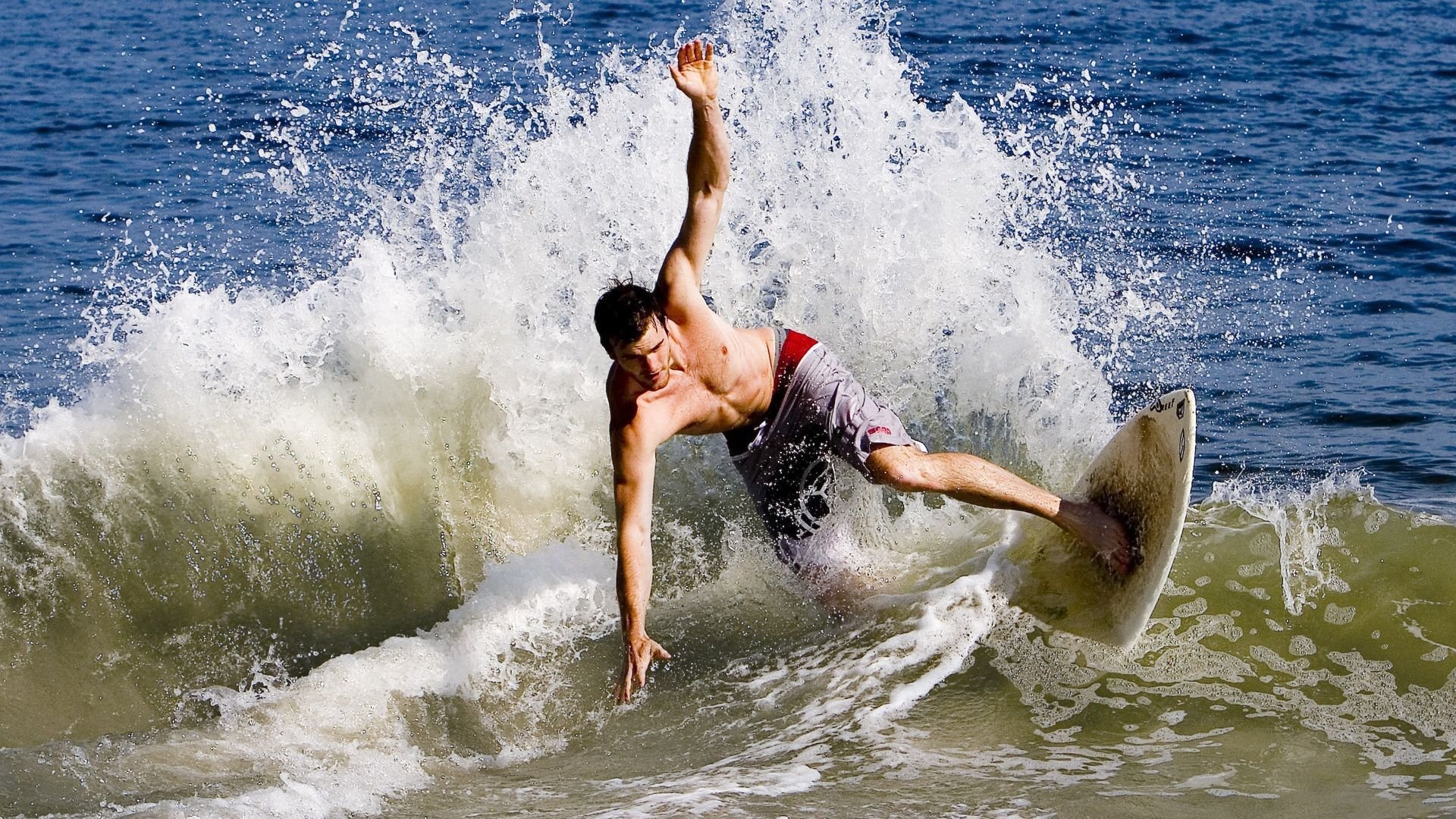 “英超豪门碰撞，争冠形势日趋激烈”，英超8大豪门